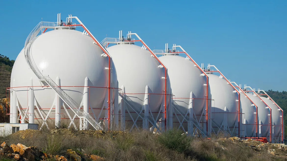 Liquefied natural gas storage tanks
